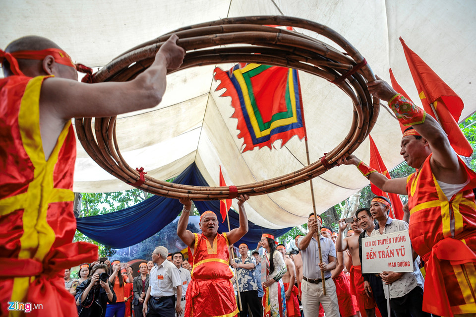 Trai tráng Hà thành ở trần ngồi thi kéo co